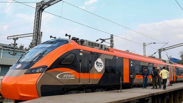 ആദ്യ യാത്രയിൽ തന്നെ മാലിന്യം നിറഞ്ഞ് വന്ദേഭാരത് സ്ലീപ്പർ; എല്ലാ ഇന്ത്യാക്കാർക്കും നാണക്കേട്