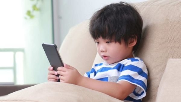 മൊബൈല്‍ ഫോണ്‍ കൂടുതല്‍ ഉപയോഗിക്കല്ലേ, കണ്ണിന്റെ ഫ്യൂസ് പോകും; ഈ പ്രയാസങ്ങള്‍ നേരിടുന്നുണ്ടോ?