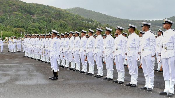 ഇന്ത്യൻ നേവിയിൽ ഓഫീസറാകാൻ വൻ അവസരം; ഇപ്പോൾ അപേക്ഷിക്കാം