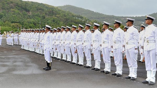 ഇന്ത്യൻ നേവിയിൽ ഓഫീസറാകാൻ വൻ അവസരം; വിശദാംശങ്ങൾ വായിക്കാം