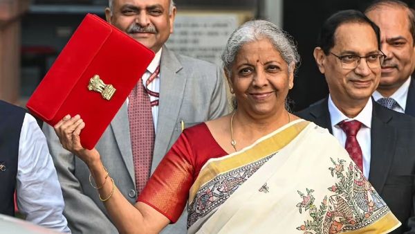 കുടയ്ക്കും കണ്ണടയ്ക്കും വില കൂടുമോ? കേന്ദ്ര ബജറ്റില്‍ കസ്റ്റംസ് തീരുവ ഉയര്‍ത്തിയേക്കുമെന്ന് റിപ്പോര്‍ട്ട്