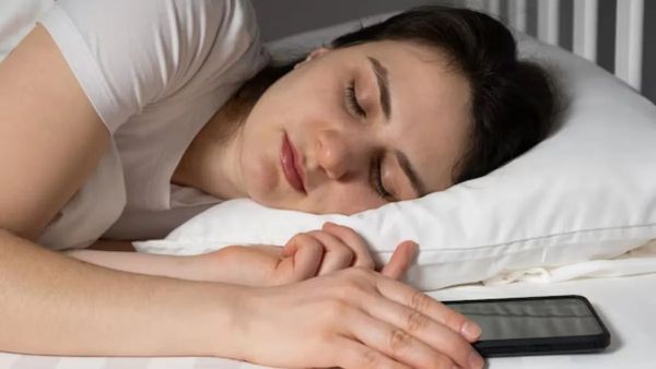 തലയിണയ്ക്കടിയിലെ 'ബോംബ്': ഉറങ്ങുമ്പോൾ ഈ ശീലം ഒഴിവാക്കുക