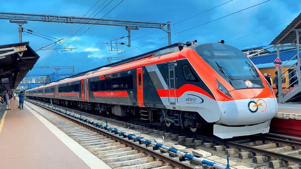 ട്രെയിനിൽ ഒറ്റയ്ക്കാണോ? പേടി വേണ്ട! സുരക്ഷയൊരുക്കാൻ 'റെയിൽ മൈത്രി' ഉണ്ട്