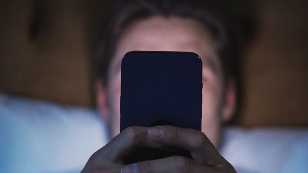 ഈ സമയം ഫോൺ നോക്കരുത്; ഗുരുതര ആരോഗ്യ പ്രശ്നങ്ങൾ നിങ്ങൾക്ക് വരാം