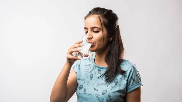 രാവിലെ ഉണർന്നാലുടൻ ഒരു ഗ്ലാസ് ചെറുചൂട് വെള്ളം കുടിക്കാം; ശരീരത്തിൽ അത്ഭുത മാറ്റങ്ങൾ