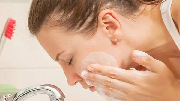 മുഖം കഴുകുമ്പോൾ ഈ 5 തെറ്റുകൾ ചെയ്യുന്നുണ്ടോ? ചർമ്മം നശിക്കാൻ വേറെ ഒന്നും വേണ്ട!