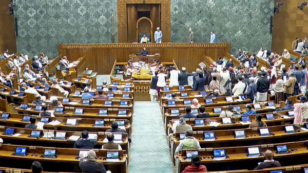 മോദി ട്രംപിന് മുന്നില്‍ കീഴടങ്ങി; യുഎസ് വ്യാപാര കരാറില്‍ പാര്‍ലമെന്റില്‍ പ്രതിപക്ഷ ബഹളം