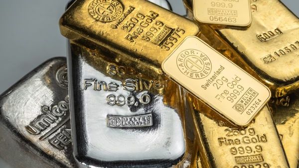 സ്വർണ്ണവും വെള്ളിയും കുത്തനെ താഴേക്ക്; ലാഭം കൊയ്യാൻ 'Buy on Dips' തന്ത്രം പയറ്റാം!