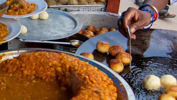 'പണി' കിട്ടാതിരിക്കാൻ: തട്ടുകട ഭക്ഷണം കഴിക്കുമ്പോൾ ഈ കാര്യങ്ങൾ ശ്രദ്ധിക്കൂ