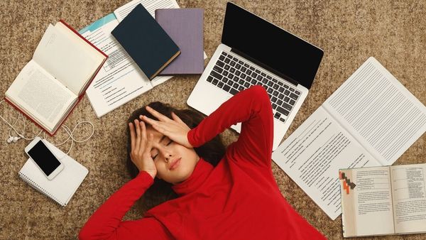 കുട്ടികൾക്കും രക്ഷിതാക്കൾക്കും ടെൻഷൻ വേണ്ട; പരീക്ഷാക്കാലത്തെ തുണയാകാൻ 'വീ ഹെൽപ്പ്'