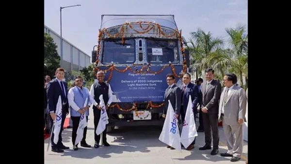 പ്രഹാർ ലൈറ്റ് മെഷീൻ ഗണ്ണുകളുടെ ആദ്യ ബാച്ച് ഇന്ത്യൻ സൈന്യത്തിന് കൈമാറി അദാനി ഡിഫൻസ്