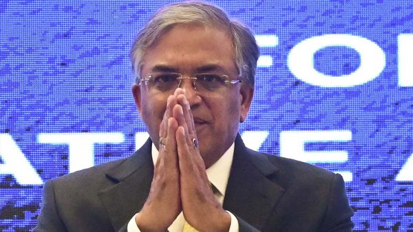 മുഖ്യ തെരഞ്ഞെടുപ്പ് കമ്മീഷണറെ മാറ്റണം; ലോക്‌സഭാ സെക്രട്ടറിയേറ്റിന് നോട്ടീസുമായി 193 എംപിമാര്‍