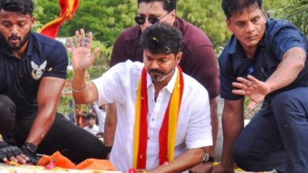 വിജയ് രണ്ടിടത്ത് മല്‍സരിക്കാന്‍ കാരണം ഇതാണ്; സീറ്റ് ഷിഫ്റ്റ് വിന്‍ഡോയുമായി ടിവികെ, വന്നവര്‍ക്കെല്ലാം സീറ്റ്