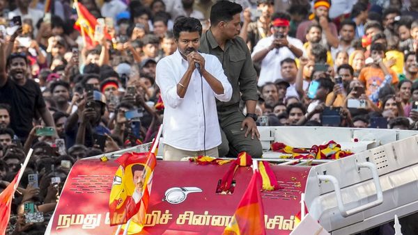 പത്രിക നൽകിയതിന് പിന്നാലെ വിജയ്ക്ക് വൻ തിരിച്ചടി; പെരുമാറ്റച്ചട്ട ലംഘനം ചൂണ്ടിക്കാട്ടി കേസെടുത്ത് പോലീസ്