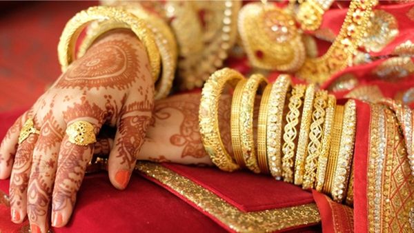 സ്വർണക്കടകൾക്ക് മുന്നിലെ മണലിൽ നിന്നും കിട്ടും സ്വർണത്തരികൾ; തിരക്കിട്ട് തിരഞ്ഞ് ആളുകൾ, അതും തൃശൂരിൽ