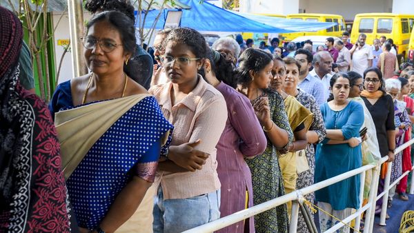ക്യാമറയുള്ള കണ്ണട, താമരക്ക് വോട്ട് പിടിക്കുന്ന പോളിങ് ഓഫിസർ- ബൂത്തുകളിൽ കല്യാണ വി​ശേഷം മുതൽ മരണം വരെ