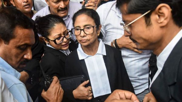 പോലീസുകാര്‍ക്ക് മുമ്പില്‍ വച്ച് വീടുകള്‍ കൊള്ളയടിക്കുന്നു; ബലാല്‍സംഗ ഭീഷണി, മമത കോടതിയില്‍