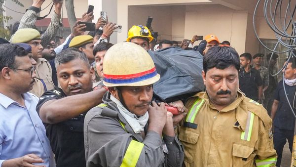 യുപിയില്‍ പഠന കേന്ദ്രത്തിന് തീപിടിച്ചു; 15 മരണം, വിദ്യാര്‍ഥികള്‍ പുറത്തേക്ക് ചാടി, നടുക്കം