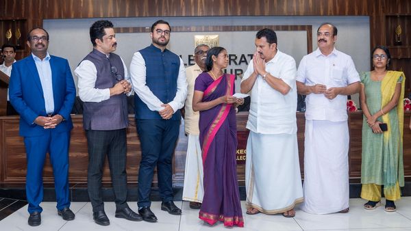 മുണ്ടത്തിക്കോട് ദുരന്തം; മരണപ്പെട്ടവരുടെ ആശ്രിതർക്ക് 1 ലക്ഷം രൂപ കൈമാറി  എം.എ. യൂസഫലി