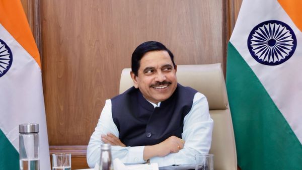 ധര്‍മേന്ദ്ര പ്രധാന് പകരം വിദ്യാഭ്യാസ മന്ത്രി സ്ഥാനത്തേക്ക് പ്രൾഹാദ് ജോഷി, രാജിക്ക് പിന്നാലെ തീരുമാനം