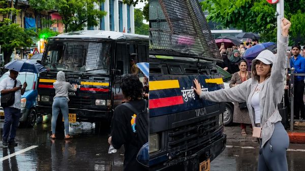 പോലീസ് വാനിന് മുന്നിൽ നെഞ്ചും വിരിച്ച് നിർഭയായി നിൽക്കുന്ന പെൺകുട്ടി; ആ ചിത്രത്തിനും പറയാനുണ്ടൊരു കഥ