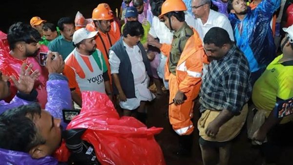 കള്ളാടി മണ്ണിടിച്ചിൽ: അഞ്ചുപേർക്കായി തിരച്ചിൽ തുടരുന്നു; നാളെ കൂടുതൽ ദൗത്യസംഘങ്ങൾ എത്തും