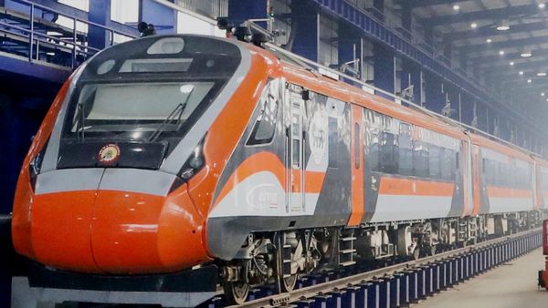 വന്ദേഭാരത് സ്ലീപ്പര്‍ രണ്ടെണ്ണം; ഒന്ന് മുംബൈയിലേക്കും മറ്റൊന്ന് വരാണസിയിലേക്കും, ടാറ്റനഗര്‍ മിന്നും