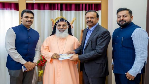 നിർധന വിദ്യാർത്ഥികൾക്ക് പഠനസഹയാവുമായി എംഎ യൂസഫലി, ഒരു കോടി രൂപയുടെ ചെക്ക് കൈമാറി