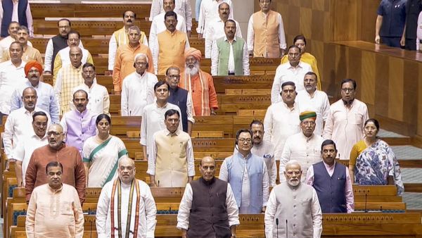 അമിത് ഷാ വന്നു; വന്ദേമാതരം ചൊല്ലി, 4 മിനുട്ടില്‍ സഭ പിരിഞ്ഞു, ഇനി അങ്കം ശീതകാല സമ്മേളനത്തില്‍