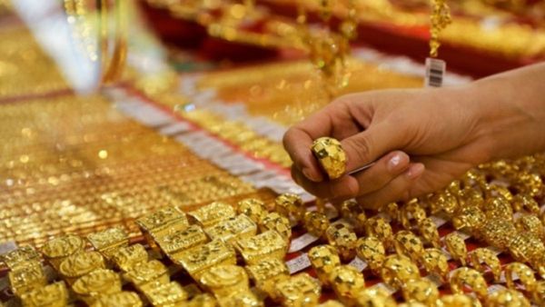 സ്വര്‍ണവും വെള്ളിയും വാങ്ങാന്‍ തിരക്ക് വേണ്ട.. വില കുറയാന്‍ സാധ്യത; നിക്ഷേകര്‍ ചെയ്യേണ്ടത് ഇത്