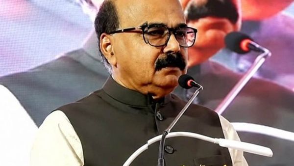 'പാറ്റകളല്ലാത്തവർ ഉറക്കെ പറയൂ'; മോഹനൻ കുന്നുമ്മലിനെതിരെ പ്രതിഷേധം കടുക്കുന്നു