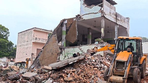 ഉത്തര്‍ പ്രദേശില്‍ 115 വര്‍ഷം പഴക്കമുള്ള പള്ളി പൊളിച്ചു; വന്‍ പ്രതിഷേധം, 'ഇതാണോ സനാതന ധര്‍മം'