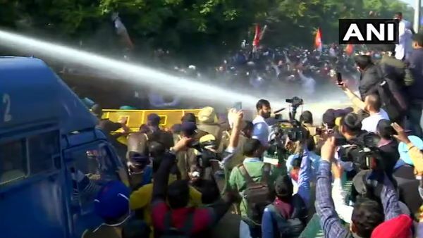 ମୁଖ୍ୟମନ୍ତ୍ରୀ ଖଟ୍ଟରଙ୍କ କ୍ଷମା ପ୍ରାର୍ଥନା ଦାବିରେ ବାସଭବନ ବାହାରେ ଯୁବ କଂଗ୍ରେସର ବିରୋଧ