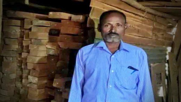 ନ୍ୟାୟ ନ ମିଳିବାରୁ ଜିଲ୍ଲାପାଳଙ୍କ ଅଫିସ ସମ୍ମୁଖରେ ଆତ୍ମହତ୍ୟା ଉଦ୍ୟମ