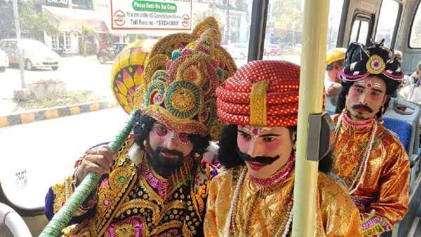 (Video ) ରାଜରାସ୍ତାରେ ଗଡୁଥିଲା 'ମୋ ବସ୍' ହଠାତ୍ ଆସିଲେ 'ଯମ ରାଜା' ଓ 'ଚିତ୍ରଗୁପ୍ତ'