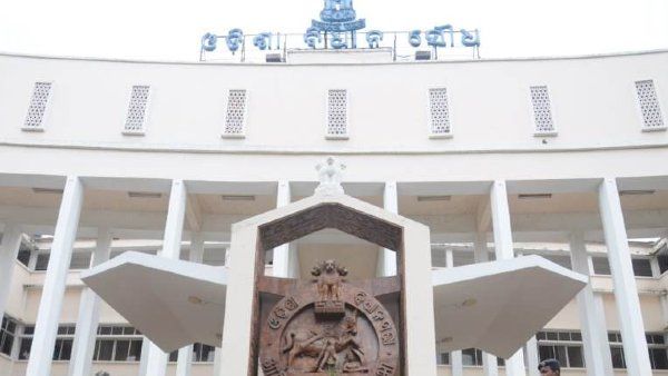 ବିଧାନସଭା ଆଗରେ ମହିଳାଙ୍କ ଆତ୍ମାହତ୍ୟା ଉଦ୍ୟମ