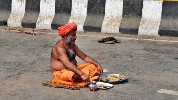 ଖରାରେ, ରାସ୍ତାରେ ଓ ଅଖିଆରେ: କୃଷି ନିୟମ ବିରୁଦ୍ଧରେ ବାବା ବସିଲେ ଧ୍ୟାନରେ