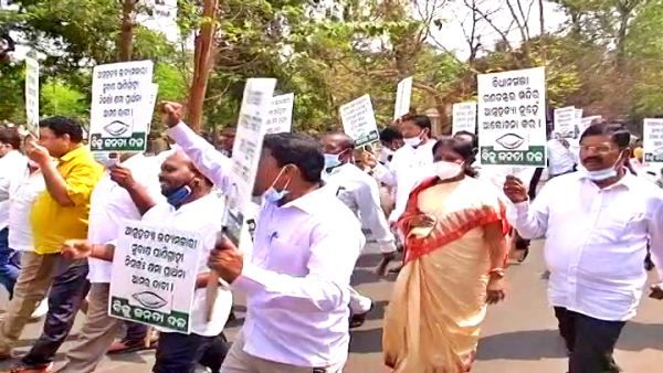 ରାଜଭବନ ଗଲା ବିଧାନସଭା ପ୍ରସଙ୍ଗ, ବିଜେପି ବିଧାୟକଙ୍କ କ୍ଷମା ପ୍ରାର୍ଥନା ଦାବିରେ ରାଜ୍ୟପାଳଙ୍କୁ ଦାବିପତ୍ର ଦେଲେ ବିଜେଡି ବିଧାୟକ