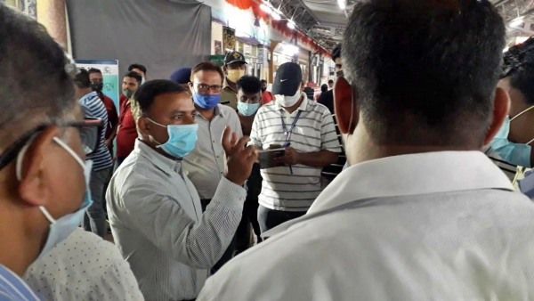 ରେଳ ଷ୍ଟେସନରେ ବିଏମସି କମିଶନର, କୋଭିଡ ସ୍ଥିତିର କରୁଛନ୍ତି ଅନୁଧ୍ୟାନ