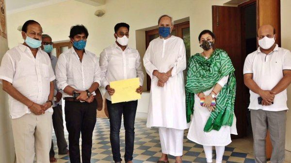 ରୁଦ୍ରଙ୍କ ଆଖିରେ ଲୁହ : ଟିକେଟ୍ ନେବା ପରେ ମାଙ୍କୁ ମୁଣ୍ଡିଆ ମାରିଲେ, ପ୍ରତିଭା କହିଲେ ମା' ଥିଲେ ପୁଅ ଦୁନିଆ ଡରେନି