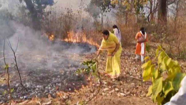 ଶିମିଳିପାଳ ନିଆଁ ଲିଭାଇବା ପାଇଁ ପହଞ୍ଚିଲେ ମୟୂରଭଞ୍ଜ ମହାରାଣୀ