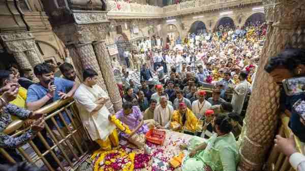 ମହାପଞ୍ଚାୟତ ପୂର୍ବରୁ ବାଙ୍କ ବିହାରୀଙ୍କ ଶରଣ ପଶିଲେ ଅଖିଳେଶ ଯାଦବ