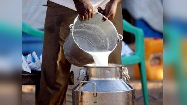 Farmer Protest : ସରକାରୀ-ସମବାୟ ଅନୁଷ୍ଠାନ ପାଇଁ କ୍ଷୀର ଲିଟର 100 ଟଙ୍କା