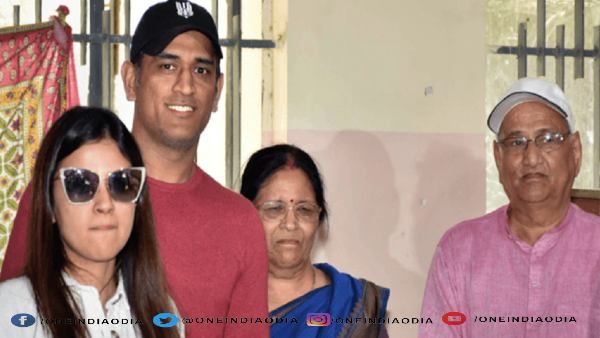 ଆଇପିଏଲ୍ ମଝିରେ ଏମ୍ଏସ୍ ଧୋନିଙ୍କୁ ବଡ ଝଟକା : ହସ୍ପିଟାଲରେ ଭର୍ତ୍ତି ହେଲେ ବାପା-ମା'