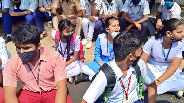 ନବୀନ ନିବାସ ଆଗରେ ଧାରଣାରେ ବସିଲେ ଛାତ୍ରଛାତ୍ରୀ; ମାଟ୍ରିକ ପରୀକ୍ଷା ନେଇ କ'ଣ କହିଲେ ମନ୍ତ୍ରୀ ? ଜାଣନ୍ତୁ