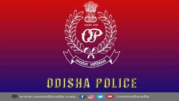 ଖାକିରେ କଳଙ୍କ ! ଅଭିଯୋଗକାରିଣୀଙ୍କ ସମ୍ବେଦନଶୀଳ ଅଙ୍ଗକୁ ଛୁଇଁଲେ ପୁଲିସ ବାବୁ, ପଚାରିଲେ ସ୍ୱାମୀ ଘରେ ରୁହନ୍ତି ନା..