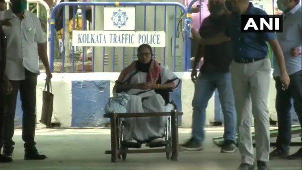 ଧାରଣାରେ ବସି ଚିତ୍ର ଆଙ୍କିଲେ ପଶ୍ଚିମବଙ୍ଗ ମୁଖ୍ୟମନ୍ତ୍ରୀ ମମତା ବାନାର୍ଜୀ