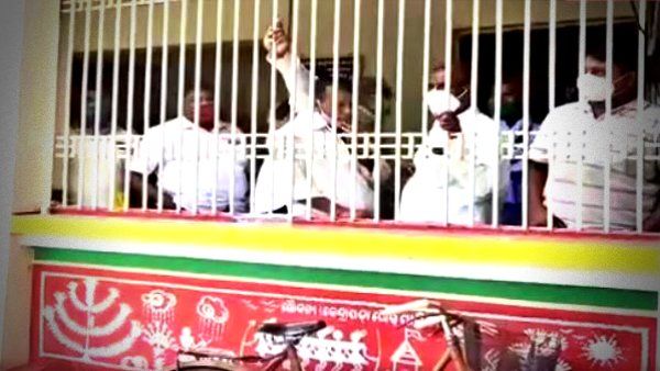 ୫ ବିଧାୟକଙ୍କୁ ତାଲା ପକାଇଲେ ସାମ୍ବାଦିକ