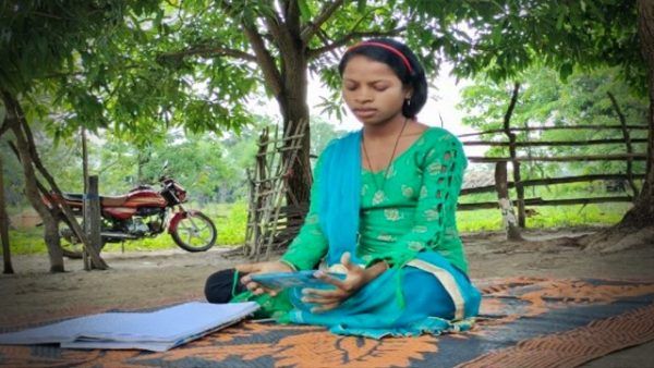 ପ୍ରେରଣା ସାଜିଲେ ସୀମା, ପାଠପଢିବା ପାଇଁ ମହୁଲ ଫୁଲ ବିକି କିଣିଲେ ସ୍ମାର୍ଟଫୋନ