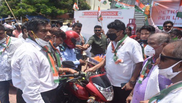 ପେଟ୍ରୋଲ ଲିଟର୍ ୮୦ ଟଙ୍କା, କିଏ ନେବ ନେଇଯା...